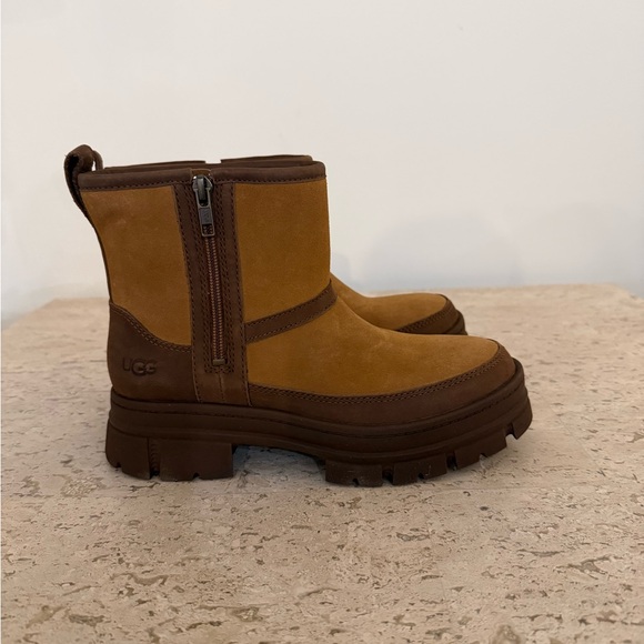 UGG® Ashton Zip - Picture 11 of 14